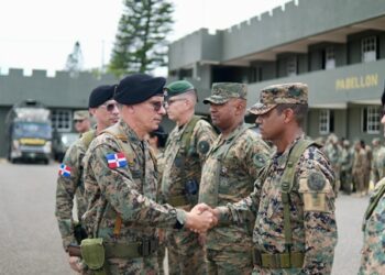 Comandante del Ejército recorre instalaciones militares en el Nordeste