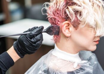 !Alerta femenina! Mujer sufre visión borrosa tras usar tinte de cabello