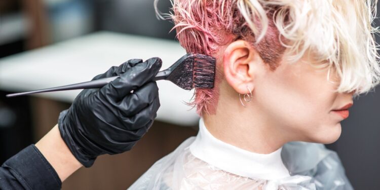 !Alerta femenina! Mujer sufre visión borrosa tras usar tinte de cabello