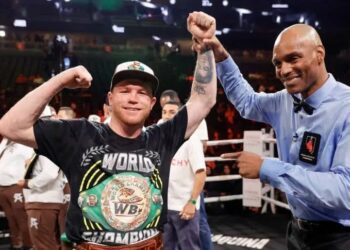 Canelo Álvarez retiene títulos supermedianos tras vencer a Berlanga
