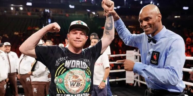 Canelo Álvarez retiene títulos supermedianos tras vencer a Berlanga