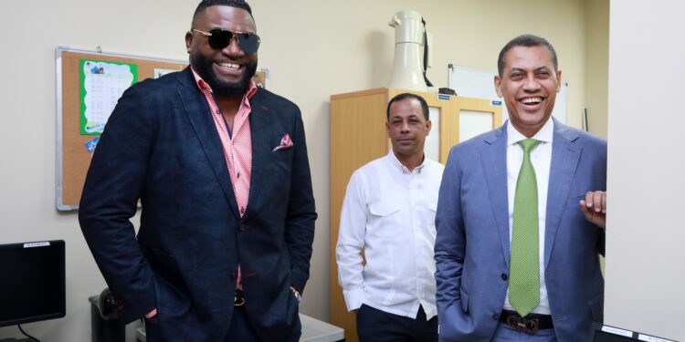 David Ortiz visita al presidente del Indotel para apoyar proyectos tecnológicos
