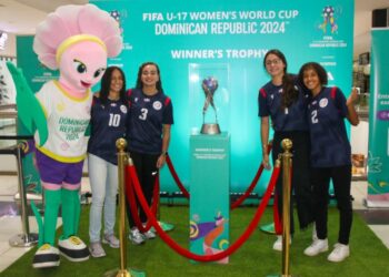 Santiago recibe con entusiasmo el trofeo del Mundial de Fútbol Femenino Sub-17