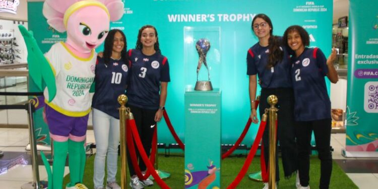 Santiago recibe con entusiasmo el trofeo del Mundial de Fútbol Femenino Sub-17
