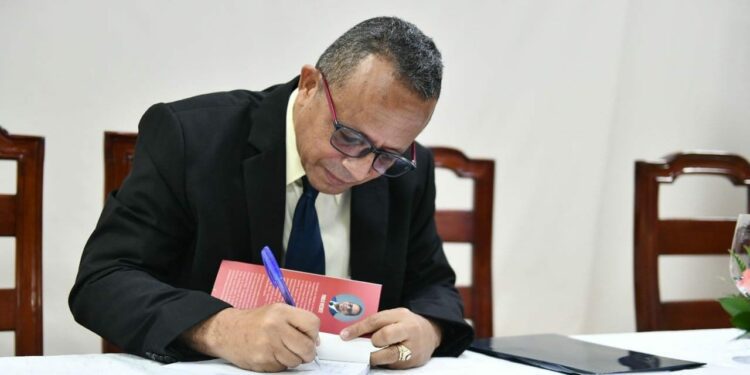 Publican libro que propone transformar la democracia en los partidos