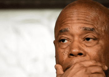 Alcalde de Nueva York, Eric Adams, enfrenta cinco cargos federales