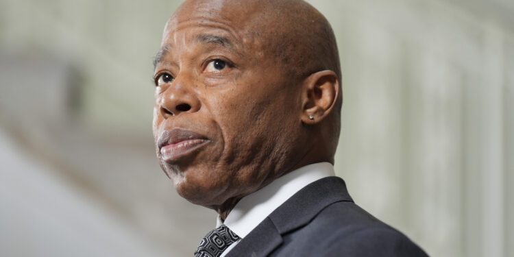 Abogado de Eric Adams critica proceso judicial tras acusaciones federales