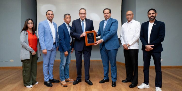 Catorce cirujanos ingresan al Colegio Dominicano de Cirujanos