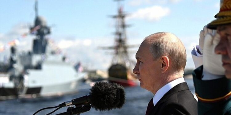 Rusia exhibe fuerza militar con masiva movilización de tropas y buques