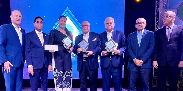 ACDS reconoce a atletas y cronistas más de destacados de Santiago