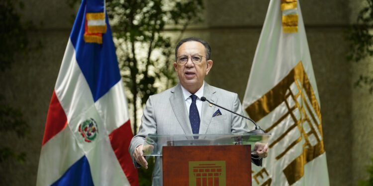 Gobernador Valdez Albizu cumple 50 años al servicio del BCRD