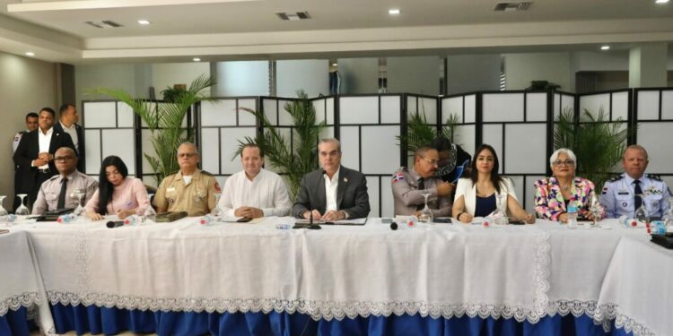 Luis Abinader encabeza reunión para reforzar la seguridad ciudadana