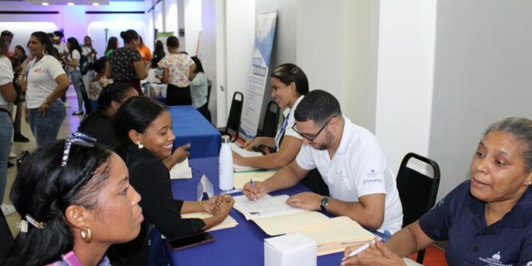 CENAPEC coloca 300 jóvenes en el mercado laboral 