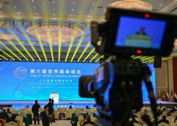 Medios globales optimistas sobre IA generativa, según encuesta