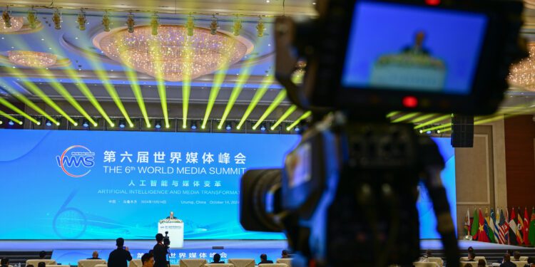 Medios globales optimistas sobre IA generativa, según encuesta