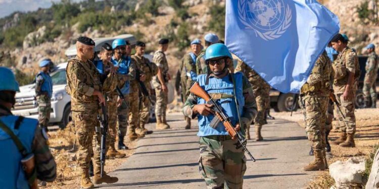 Fuerza de la ONU desafía a Israel y mantiene posiciones en zona de guerra