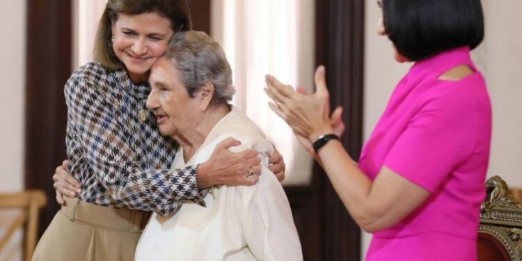Homenajean a Blanca Odette y al Centro Geriátrico San Joaquín