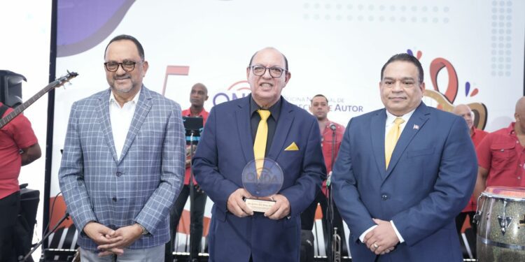 Chucky Acosta agradecido que a 50 años jóvenes disfruten música del Conjunto Quisqueya