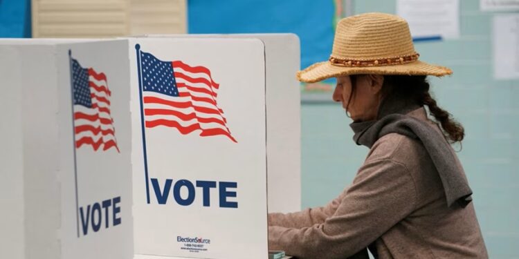 Demócratas superan a republicanos en votación anticipada