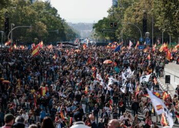 Multitud exige elecciones anticipadas por crisis democrática en España