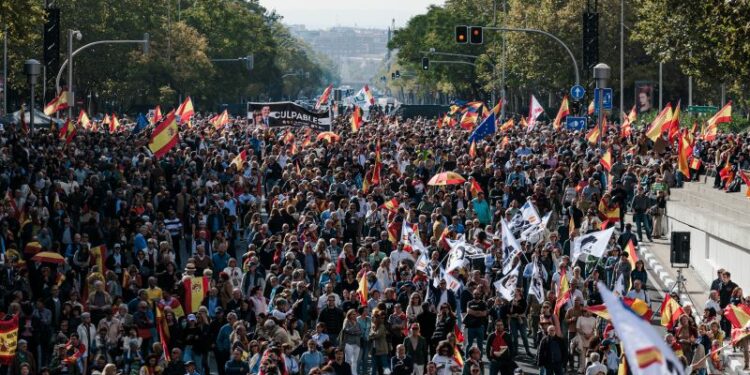 Multitud exige elecciones anticipadas por crisis democrática en España