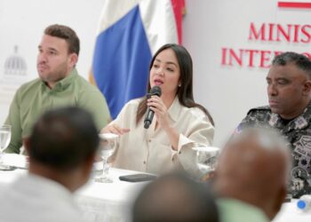 Ministra Faride Raful dialoga con comerciantes del Distrito Nacional