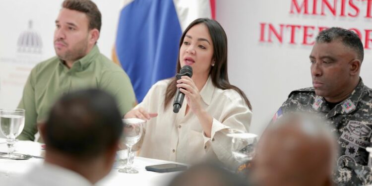Ministra Faride Raful dialoga con comerciantes del Distrito Nacional
