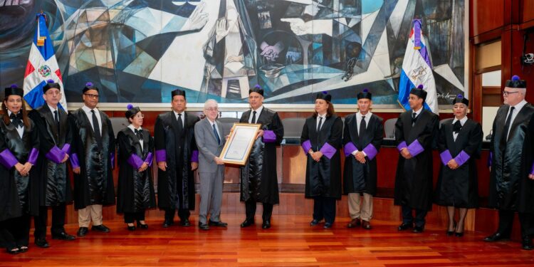 Suprema rinde homenaje a Wenceslao Vega en juramentación de abogados