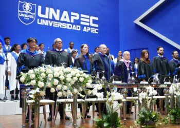 Unapec galardonada con Cinco Estrellas mientras entrega 991 graduados