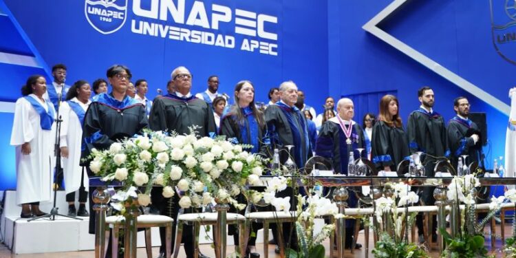Unapec galardonada con Cinco Estrellas mientras entrega 991 graduados