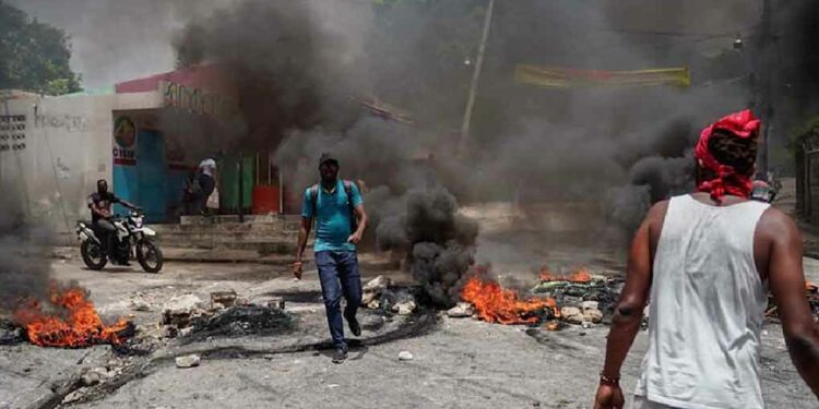 Pandillas arrasan barrios en Haití y desplazan a miles