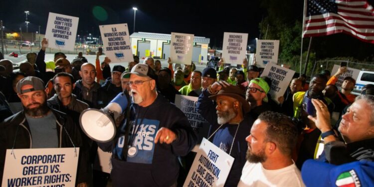 Huelga de estibadores paraliza puertos en Estados Unidos