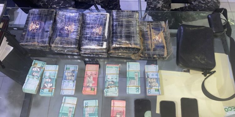 Policía incauta 10 paquetes de cocaína y dinero en operativo