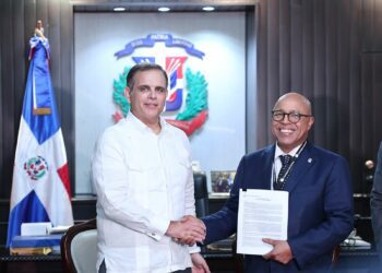 Jochi Vicente deposita Ley Fiscal ante el Congreso