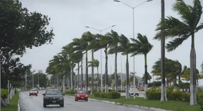 Huracán Milton se debilita pero sigue siendo una amenaza mortal