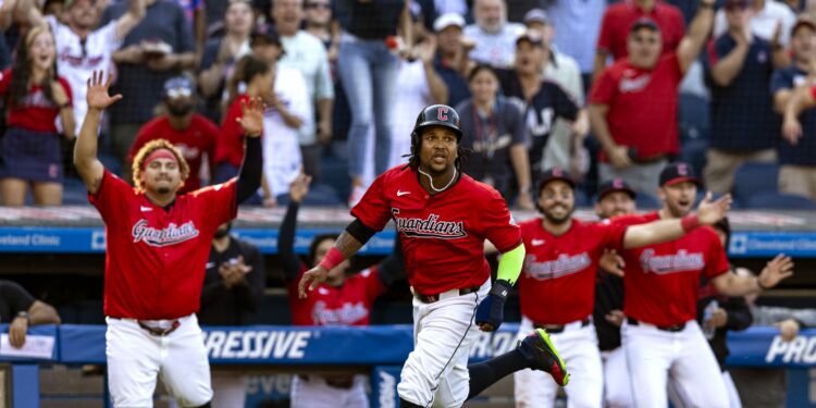 Thomas impulsa a los Guardianes a la Serie de Campeonato con grand slam histórico