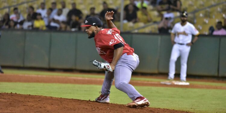 Leones del Escogido mantienen racha invicta tras vencer Águilas