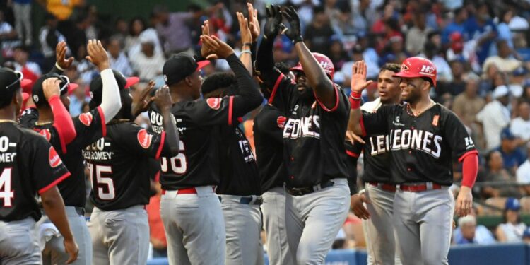 Leones derrotan al Licey y extienden su invicto