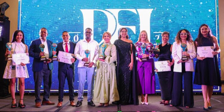 Adompretur entrega a Ivonne Ferreras el Gran Premio Epifanio Lantigua 2024