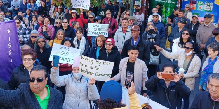 Comunidad de Queens exige permanencia de operativo policial en Roosevelt Avenue