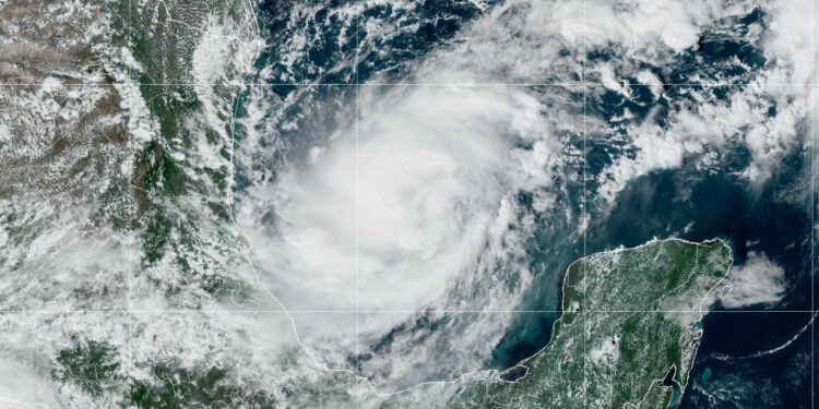 Huracán Milton avanza con fuerza hacia Florida, ahora categoría 3