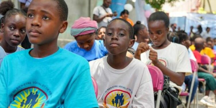 Miles de menores reclutados por bandas criminales para huir del hambre en Haití