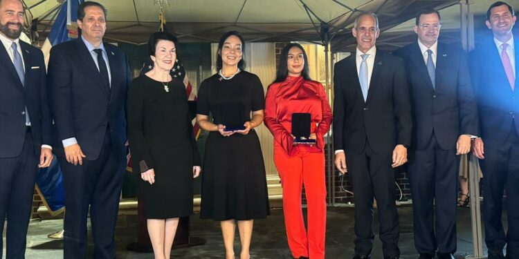 Laura Jiménez recibe prestigioso reconocimiento de AMCHAMDR