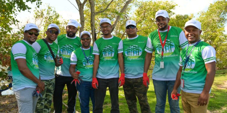 Refidomsa realiza jornada de siembra de árboles en Nigua