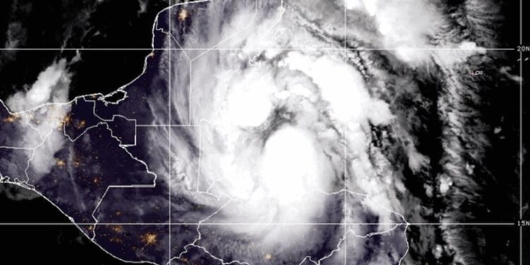 Tormenta Nadine golpea zonas de México y Guatemala