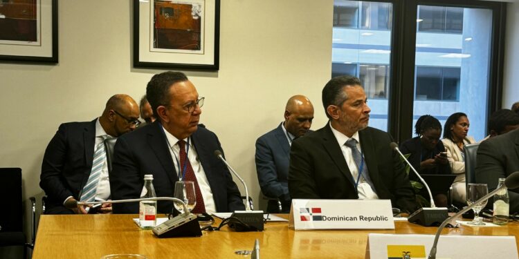 Valdez Albizu destaca crecimiento económico de RD en reuniones del FMI
