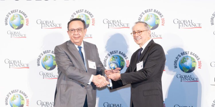 Héctor Valdez Albizu entre mejores gobernadores de bancos centrales