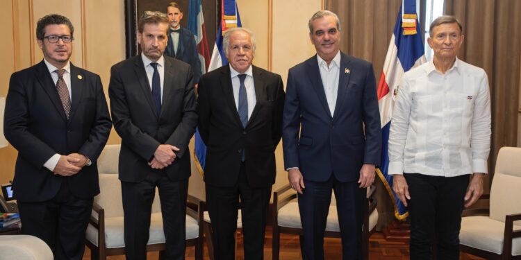 Abinader se reúne con Almagro en medio de presiones de Haití a la OEA