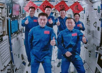 Tres astronautas chinos llegan a la estación espacial Tiangong
