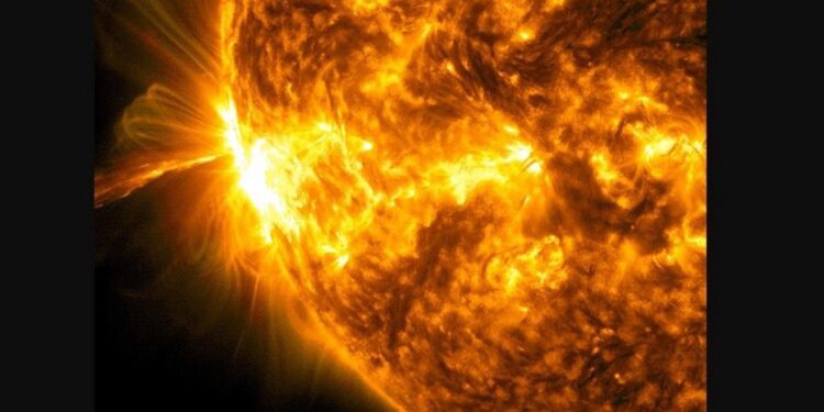 NASA alerta que el Sol emite fuerte llamarada
